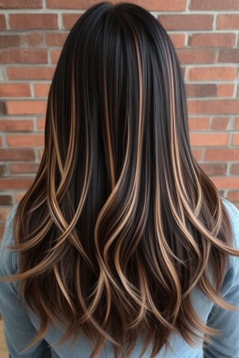 Blond Highlights With Brown Hair, Medium Fall Hairstyles 2024, Medium Brown Hair With Blonde Highlights, Balayage Fall, Hair Color For Morena, Prom Styles, Rambut Brunette, Hair Colorful, Colored Hair Tips