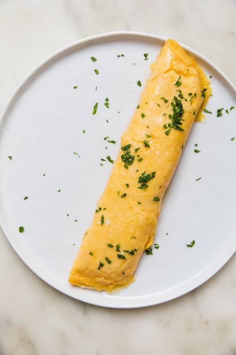 Three ingredients and some major technique create what is arguably the most iconic French recipe—a classic French omelette. How To Make A French Omelette, The Perfect Omelette, Dairy Free Omelette Recipe, Classic French Omelette, French Egg Recipes, Breakfast Fine Dining, French Omelette Recipe, French Omlet Recipes, Boursin Omelette