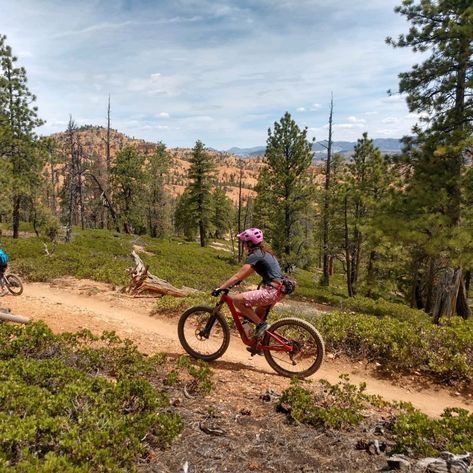 Mountain Biking Women Aesthetic, Mountain Bike Outfit Woman, Mountain Biking Aesthetic, Mountain Biking Outfit, Bike Outfits Women, Mountain Bike Women, Biking Outfits, Biking Aesthetic, Mtb Women