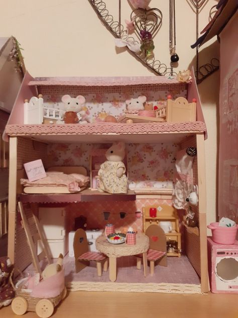 Calico Critters Aesthetic House, Calico Critter Dollhouse, Coquette Sylvanian Families, Calico Critters Coquette, Diy Calico Critters House, Diy Calico Critters Stuff, Calico Critters Dollhouse, Sylvanian Families House, Calico Critters Families