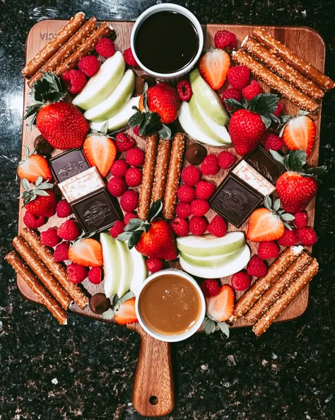 Fruit Nut Chocolate Charcuterie Board, Chocolate Fruit Charcuterie Board, Chocolate Covered Fruit Charcuterie Board, Charcuterie Board Chocolate And Fruit, Fruits Board Ideas, Fruit Chocolate Platter, Charcuterie Sweets Board Ideas, Mini Fruit Charcuterie Board, Chocolate Fruit Board