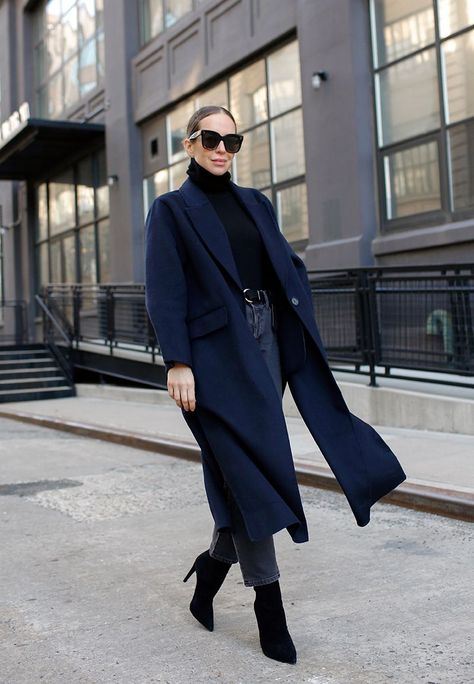 Navy & Black fashion Navy Black Outfit, Blue Coat Outfit Winter, Navy Blue Coat Outfit, Navy Coat Outfit, Oversized Coat Outfit, Blue Coat Outfit, Black Capsule Wardrobe, Navy Blue Trench Coat, Black Coat Outfit