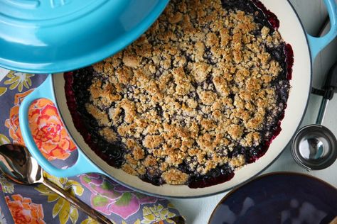 Blueberry Crisp - PaleOMG.com Blueberry Treats, Paleo Pantry, Tips For Meal Prepping, Healthy Bbq, Gluten Free Baked Goods, Blueberry Crisp, Easy Gluten Free Desserts, Paleo Recipes Dessert, Paleo Baking