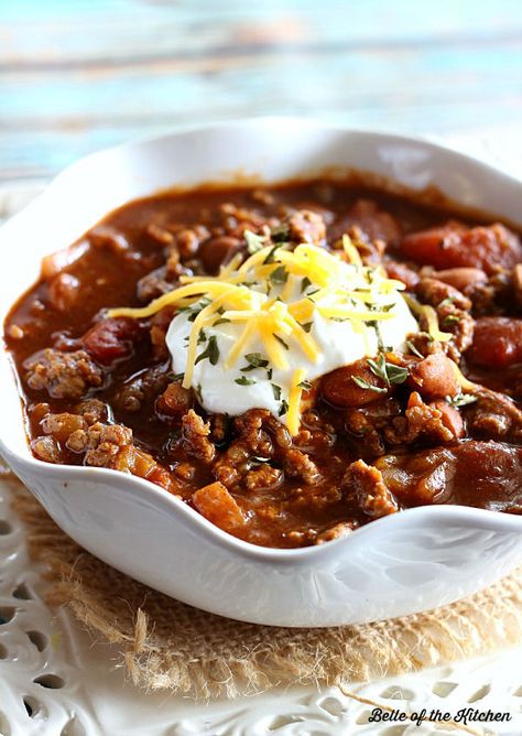 This Slow Cooker Chili is a family favorite. It's warm and hearty on a chilly night, and tastes great paired with a big, buttery hunk of cornbread. Three Bean Turkey Chili, Best Easy Chili Recipe, Traditional Chili Recipe, Spooky Halloween Recipes, Food Substitutes, Slow Cooker Chili Recipe, Chili Recipe Easy, Easy Chili, Slow Cooker Chili