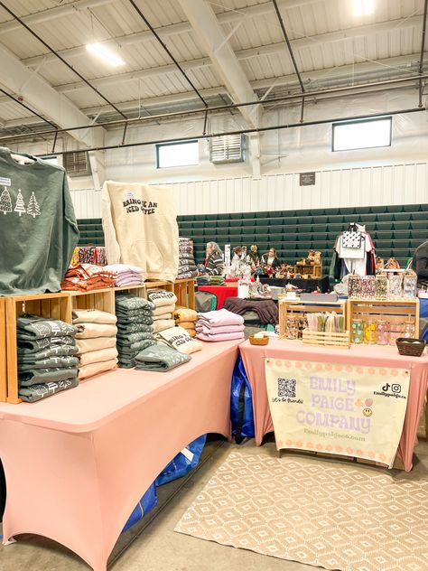 Easy Vendor Set Up, Pop Up Home Decor Shop, Vendor Show Shirt Display, Small Shop Market Setup, Small Business Pop Up Set Up, Tee Shirt Vendor Booth Display Ideas, Craft Fair Shirt Display, Boutique Shirt Display, Resin Pop Up Shop Display Ideas