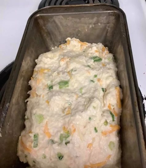 Garlicky cheese bannock loaf? You better believe it! | CBC News Oven Bannock Recipe, Fetachini Alfredo, How To Make Bannock, Native Recipes, Aboriginal Food, Bannock Recipe, Bannock Bread, Homemade Pastrami, Native Foods