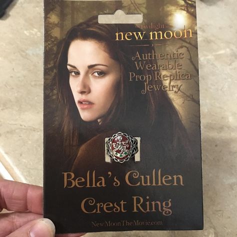 Izzy on Instagram: “This just got here! 😍 #twilight #thetwilightsaga #newmoon #bellaswan #kristenstewart” Bella Swan Ring, Cullen Crest, Twilight Jewelry, Twilight Merch, Twilight Ring, Pretty Little Liars Books, Heart Solitaire Ring, One Direction Merch, Swan Jewelry