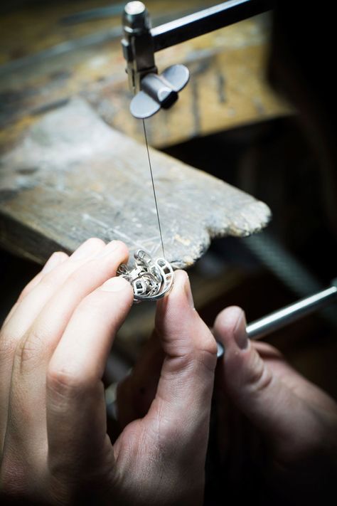 The making of Pangée. Necklace, diamonds. Inspired by the Atlantic and Indian Oceans. Seven Seas high jewelry collection. Photo © Van Cleef & Arpels. Bench Photography, Jewelry Content, Golden Hands, Van Cleef And Arpels Jewelry, Working Hands, Van Cleef And Arpels, Jewelry Drawing, High Jewellery, Mid Century Jewelry