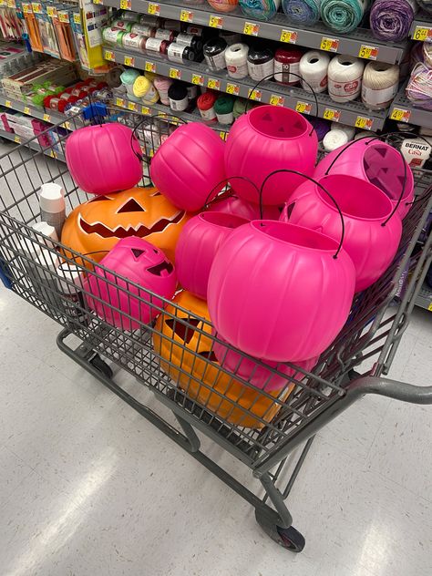 The Great Pumpkin Halloween Porch! Spray paint inexpensive jack-o-lanterns, pumpkin pails and make a jack-o-lantern topiary for a festive pumpkin porch! Jack O Lantern Bucket Crafts, Jack O Lantern Archway, Plastic Jack O Lantern Ideas, Pumpkin Topiary Diy, Porch Garland, Bucket Crafts, Pumpkin Porch, Pumpkins For Sale, Pumpkin Pail