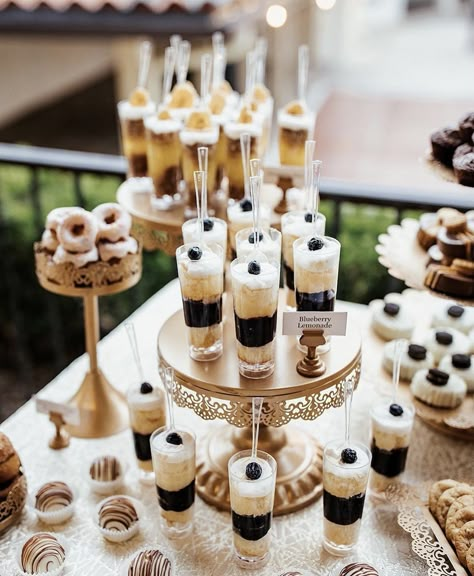 Roaring 20s Dessert Table, Black And Gold Dessert Bar, Black And Gold Candy Table Ideas, Refreshment Table Ideas, Black And Gold Treat Table, Prom Food Ideas, Black Quince Theme, Gatsby Dessert Table, Black And White Sweet 16