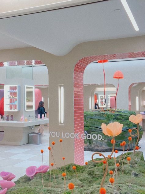 Inside of glossier seattle mirror selfie Glossier You Look Good Mirror, Glossier Mirror, Glossier Seattle, Glossier Interior, Retail Mirror Design, Glossier Store, Glossier You Look Good, Wellness Store, Cool Mirrors