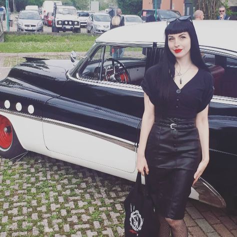 Oh, cute car! . . . #pinup #50style #vintage #bettiebangs #gothabilly #gothpinup #rockabilly #shortfringe #blackhair Gothabilly Fashion, Goth Pinup, Dark Beauty Fashion, Vampire Fashion, Alternative Subcultures, Rockabilly Art, Goth Outfit Ideas, Rockabilly Wedding, Pinup Vintage