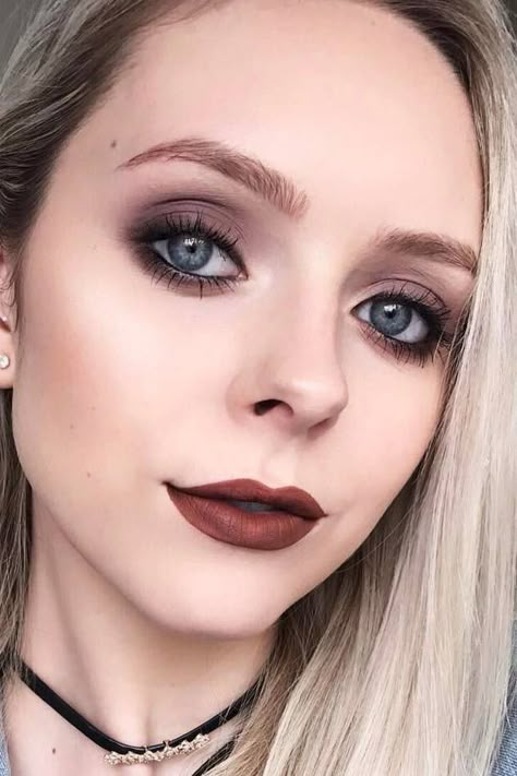 Dark Eyes With Brown Lips #brownlips #softsmokey 90s Eyeshadow Looks, 90’s Grunge Makeup, Grunge Makeup 90s, Grunge Eyeshadow, 90's Makeup, 90s Grunge Makeup, Dark Lipstick Colors, Eyeliner Smokey, Rosa Make-up