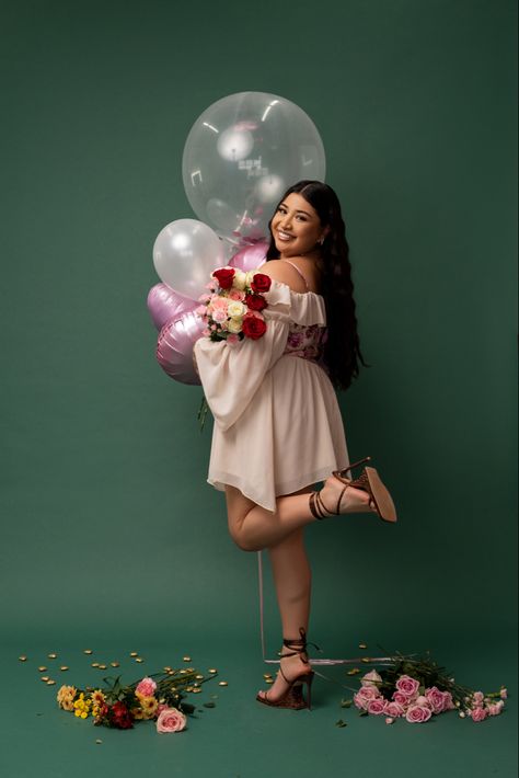 Bday Photoshoot Poses, Birthday Pose With Flowers, Birthday Session Woman, Balloon Birthday Photoshoot, Birthday Photoshoot Flowers, Bday Shoot Ideas Women, Birthday Photoshoot Balloons, Simple Birthday Photoshoot, Birthday Photoshoot With Balloons