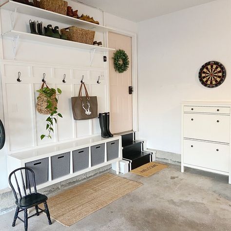 Mud Room Garage, Garage Entryway, Farmhouse Garage, Garage Storage Inspiration, Garage Mudroom, Ideas Habitaciones, Garage Room, Garage Renovation, Garage Laundry