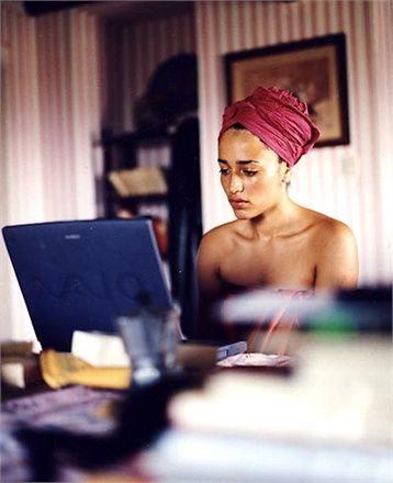 In 2010 Zadie Smith told the Guardian her ten rules of writing: When still a child, make sure you read a lot of books. Spend more time doing this than anything else. When an adult, try to read your… Corinne Bailey Rae, Zadie Smith, Fallen Book, Women Writers, Women Writing, Writers Write, Inspiring Women, White Teeth, First Novel