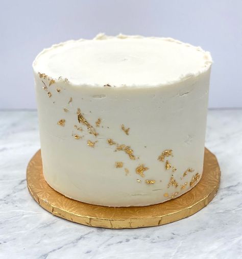 White Cake With Gold Flakes, White And Gold Cake Simple, Gold Flake Cake, Torte Gold, Cake With Gold Accents, White And Gold Cake, White Layer Cake, Gold And White Cake, White And Gold Wedding Cake