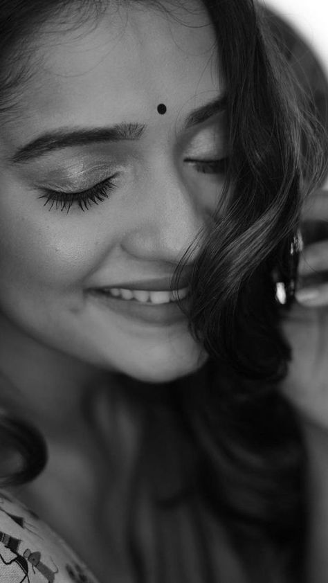 Black And White Saree Photography, Saree Self Portrait Poses, Bindi Aesthetic, Aesthetic Saree Poses, Aesthetic Saree, Hruta Durgule, Self Portrait Poses, Saree Photoshoot, Stylish Photo Pose