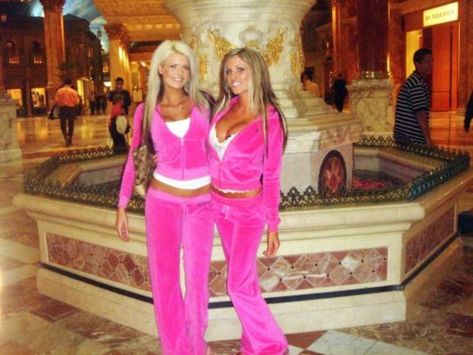 juicy couture Pink Juicy Couture Track Suit, Juicy Couture Track Suit, 2000s Juicy Couture, Juicy Tracksuit, Trashy 2000s, 00s Mode, Pink Tracksuit, Juicy Couture Tracksuit, 00s Fashion