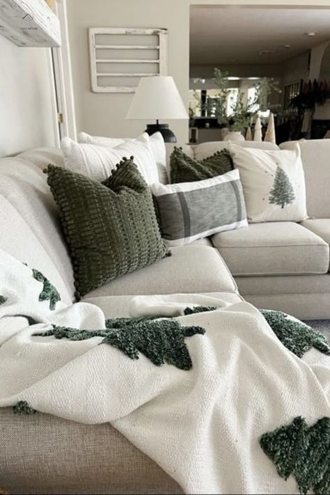 Cozy winter greenery decor for a warm Christmas living room Christmas House Interior Living Rooms, Winter Decor Non Christmas, January Home Decor Ideas Living Room, Living Room Winter Decor Ideas, Winter Apartment Decor, Couch Blanket Styling, Green And Cream Christmas Decor, Winter Home Decor Ideas, Cozy Christmas Home Decor