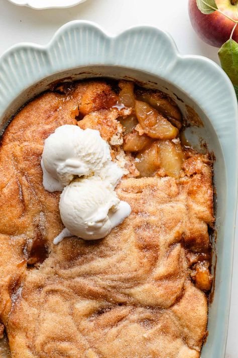 Sweet spiced apples are blanketed with a soft, fluffy topping in this comforting, homestyle cinnamon apple cobbler made from scratch. Give the apple filling a quick pre-cook on the stove, and then top with an easy batter that comes together in 1 bowl. The perfect cozy, comforting fall dessert. Recipe on sallysbakingaddiction.com Cinnamon Apple Cobbler, Apple Cobbler Topping, Apple Cobbler Easy, Best Apples For Baking, Apple Cobbler Recipe, Sally's Baking, Apple Cobbler, Cinnamon Apple, Apple Filling