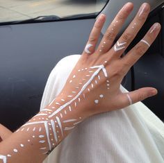 music festival arm paint - Google Search White Body Painting, Festival Body Art Paint, Festival Body Painting, Simple Body Painting, Body Art Paint Ideas, White Henna Designs, Painted Hands, Music Festival Makeup, Festival Face Paint