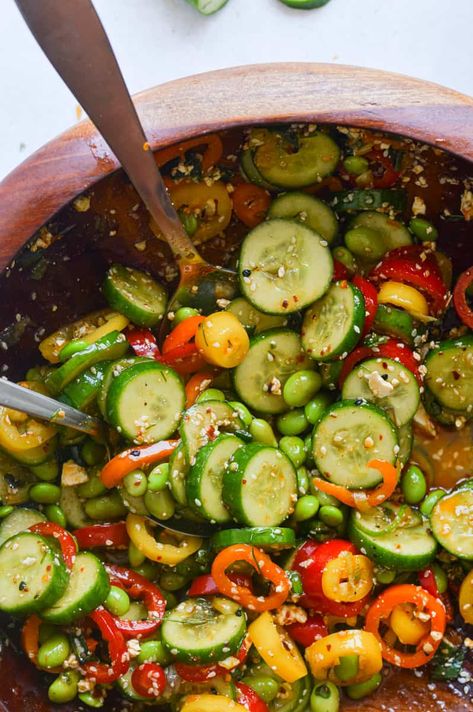 Viral Cucumber & Bell Pepper Salad (With Edamame) Bell Pepper Cucumber Salad, Edamame Recipes Dinner, Cucumber Edamame Salad, Raw Veggie Salad, Recipes With Edamame, Marinated Salads, Cucumber Pepper Salad, Antinflammatory Recipes, Vegan Cucumber Salad