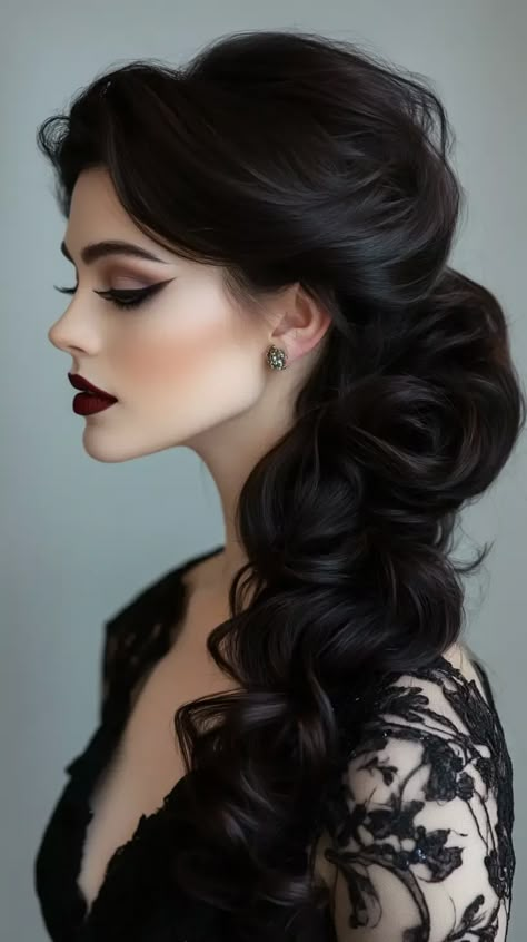 15 Halloween Hairstyles to Boost Your Spooky Look Masquerade Hairstyles, Good Hair Ideas, Halloween Hair Color Ideas, Halloween Hair Color, Halloween Hair Ideas, Killer Costume, Vampire Hair, Halloween Hairstyles, Side Swept Curls