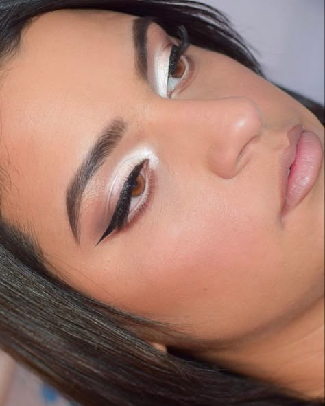 White And Silver Eyeshadow Looks, Eyeshadow Looks White Dress, White Shimmery Eye Makeup, White Shadow Makeup Looks, Makeup For White Dress Eyeshadows, Make Up White Dress Makeup, White Frosty Eye Makeup, Makeup For White Shirt, Ombre Makeup Looks Eyes