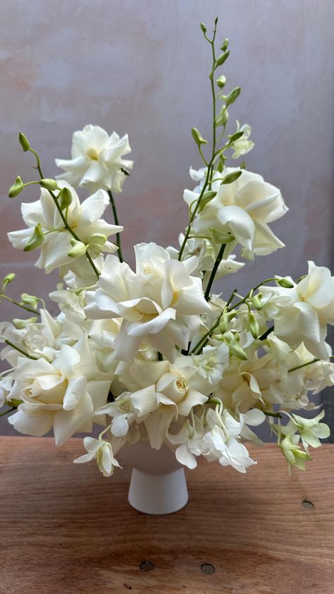 Elspeth Tull (@theblumestudio) • Instagram photos and videos White And Green Arrangements, Fern Arrangements Wedding, Black And White Wedding Florals, Contemporary Wedding Flowers, Green And White Florals, Italian Flowers, Modern Floral Arrangements, Elegant Wedding Themes, Neutral Wedding Flowers