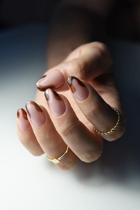 Ces ongles sont fabriqués avec un gel de construction/une base de construction, ils sont donc plus solides et un peu plus épais qu'un ongle fait avec une base ordinaire. Si vous avez des doutes, n'hésitez pas à demander ! Toutes les photos sont prises par moi-même et montrent un produit réel. Sur la photo : ovale naturel moyen PERSONNALISÉ - Fabriqué sur commande. Ongles réutilisables. Lot de 10 clous. Peint à la main. Semble naturel. Meilleure qualité. 1. Choisissez FORME FORMES : Stylet Ovale Caramel Nails, Chinese Nails Designs, Xiaohongshu Nails, Nails Douyin, Chinese Nails, Douyin Nails, Olive Nails, Nail Care Diy, Trending Nail Art