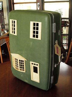 Suitcase Upcycle, Suitcase Doll House, Green Dollhouse, Suitcase Dollhouse, Suitcase Ideas, Suitcase Decor, Dollhouse Vintage, Old Suitcases, Vintage Suitcases