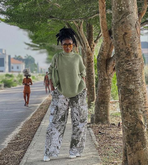 Cargo Pants For Work Outfit, Women With Locs Fashion, Outfits With Locs, Streetwear Outfits Black Women, Mid Size Street Style, Streetwear Fashion Black Women, Streetwear Fashion Women Street Styles, Cute Loc Styles For Women, Summer Baddie Outfits