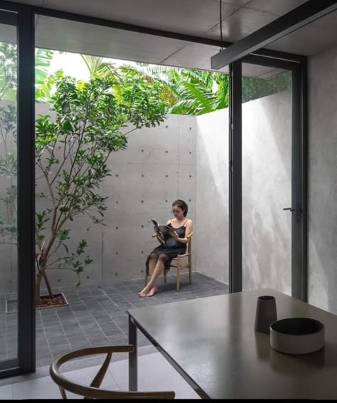 Small Concrete House, Courtyard Design, Simple House Design, Minimal House Design, Patio Interior, Industrial House, Interior Garden, House Architecture Design, Home Room Design