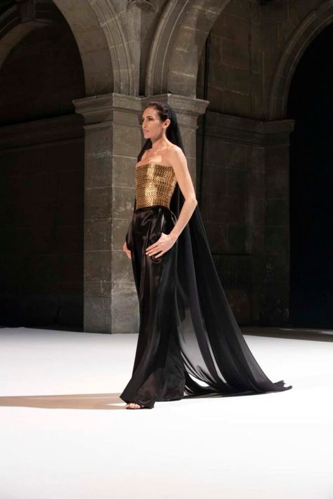 Stephane Rolland SS 2021 - Courtesy Press Office - 4 Stephanie Rolland, Spring Haute Couture, Moon Dress, Formal Evening Wear, Satin Noir, Stephane Rolland, Sewing Fashion, The Prom, Long Sweater Dress