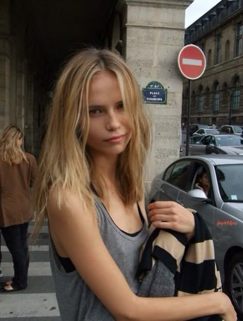 Hair inspo for short Hairstyle Grunge, Messy Hairstyle, Diary Of A Model, Natasha Poly, Model Street Style, Real Model, Messy Hair, City Living, Models Off Duty