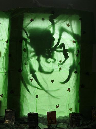 Diy Halloween Window Decorations, Diy Halloween Window, Halloween Window Display, Halloween Window Decorations, Uhyggelig Halloween, Halloween Spider Decorations, Haunted House Ideas, Spider Decorations, Creepy Spider