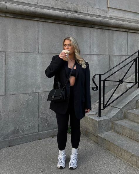 Blazer With Leggings And Sneakers, Blazer Outfits With Leggings, Black Blazer And Sneakers Outfit, Legging Blazer Outfit, Oversized Blazer And Leggings Outfit, Black Blazer And Leggings Outfit, Airport Business Casual Outfit, Legging And Blazer Outfit, Leggings Outfit Blazer