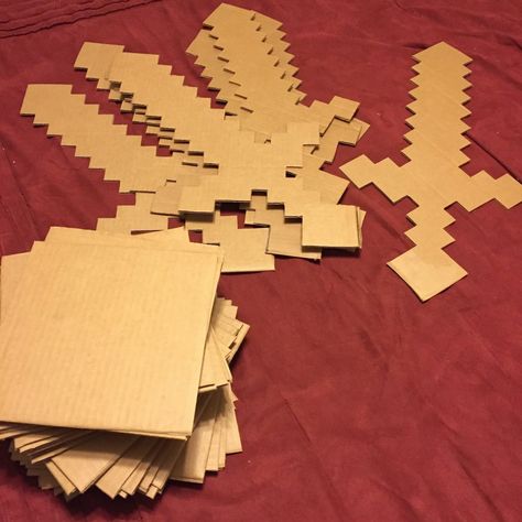 Make these DiY Minecraft Swords for your Minecraft fan. Make them for a room decoration, for a Minecraft birthday party, or just a fun craft! Minecraft Dort, Minecraft Diy Crafts, Diy Minecraft Birthday Party, Minecraft Diy, Minecraft Party Decorations, Minecraft Decoration, Minecraft Theme, 21st Party, Diy Minecraft