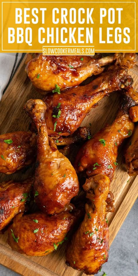 Crock pot barbecue chicken legs on a wood cutting board. Chicken Leg Slow Cooker, Crockpot Chicken Leg Recipes, Healthy Crock Pot Recipes, Bella Y Edward, Chicken Lickin, Ron Y Hermione, Bbq Chicken Legs, Healthy Crock Pot, Baked Meatballs