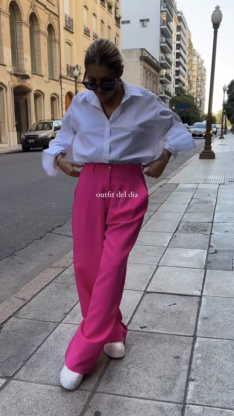 Pink Business Pants Outfit, Dark Pink Trousers Outfit, Raspberry Pants Outfit, Bright Pink Jeans Outfit, Colourful Chic Outfits, Look Pantalon Rose, Dark Pink Pants Outfit, Magenta Color Combinations Outfit, Pinke Hose Outfit