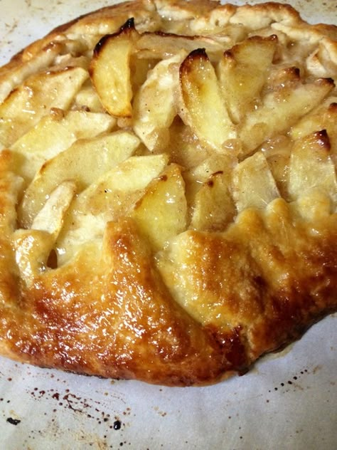 Rustic Apple Pie, Rustic Apple Tart, Galette Recipes, Make Pie Crust, Apple Tart Recipe, Apple Pie Recipe Easy, Pear Dessert, Apple Galette, Galette Recipe