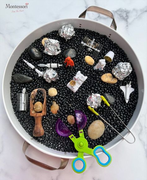 Astronaut Sensory Bin, Space Montessori Activities, Outer Space Sensory Bin, Space Toddler Activities, Moon Sensory Bin, Space Sensory Activities, Space Activities For Toddlers, Space Eyfs, Outer Space Sensory