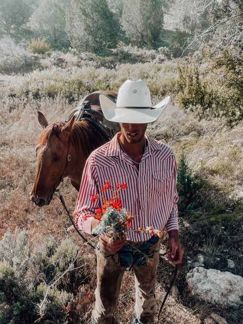 Punchy Couple, Rodeo Couples Goals, Cowboy Couple Aesthetic, Cowboy Relationship Goals, Cowboy Couples, Cowboy Husband, Ranch Wife, Country Couple Pictures, Cowboy Photography