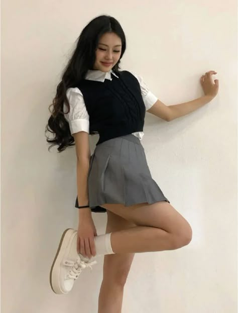 Gray Skirt Outfit Korean, Pleated Skirt Outfit School, Pleated Grey Skirt Outfit, Gray Skirt Outfit Summer, Dark Grey Skirt Outfit, Light Grey Skirt Outfit, Korean Mini Skirt Outfit, Grey Skirt Outfit Summer, Grey Skirt Outfit Aesthetic