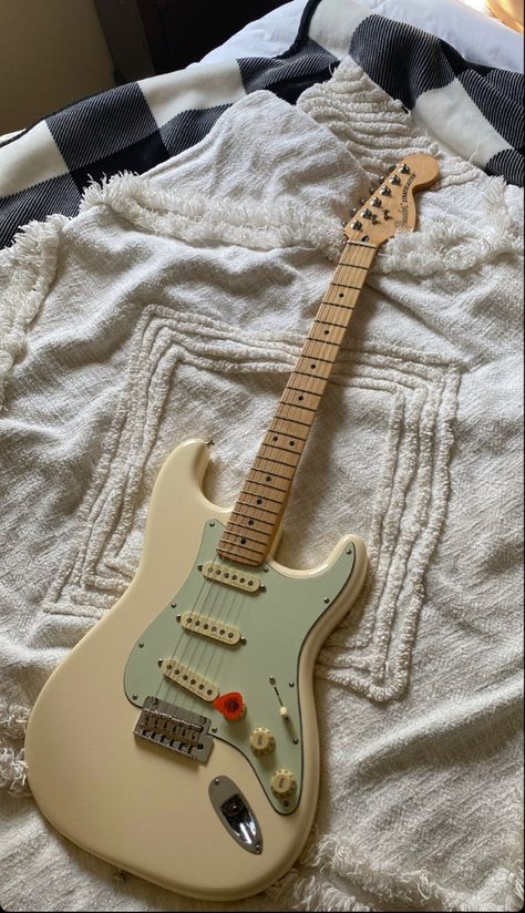 Cream Electric Guitar, Stratocaster Guitar Aesthetic, Olympic White Stratocaster, Fender Stratocaster Aesthetic, Stratocaster Aesthetic, Cute Electric Guitar, Eletric Gutair, Electric Guitar Stratocaster, White Stratocaster