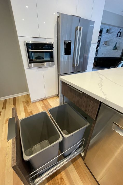 This duo-toned modern Slab kitchen is more than just a pretty face… take a peek inside its fabulously functional trash pullout! With two generous waste containers, this popular feature proves it’s “what’s on the inside that counts.” 😅 Duo Tone Kitchen Cabinets, Kitchen Pullout, Slab Doors, Duo Tone, Waste Container, Cabinet Styles, Kitchen Cabinet Design, Open Plan Kitchen, Cabinet Design