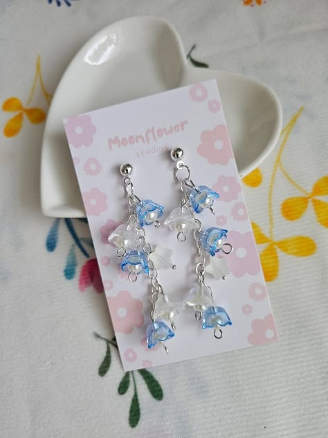 Lily Of The Valley Beads, Glass Beaded Earrings, Blue Flower Earrings, Lily Of The Valley Flowers, Bead Charms Diy, Beaded Jewelry Designs, Handmade Jewelry Tutorials, Earrings Flower, 판타지 아트