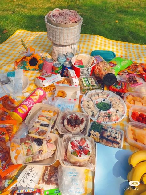 Aesthetic Food Desserts, Date With Friends, Picnic Inspiration, Visual Dictionary, Character Arc, Picnic Date, Picnic Ideas, Food Therapy, Food Dessert