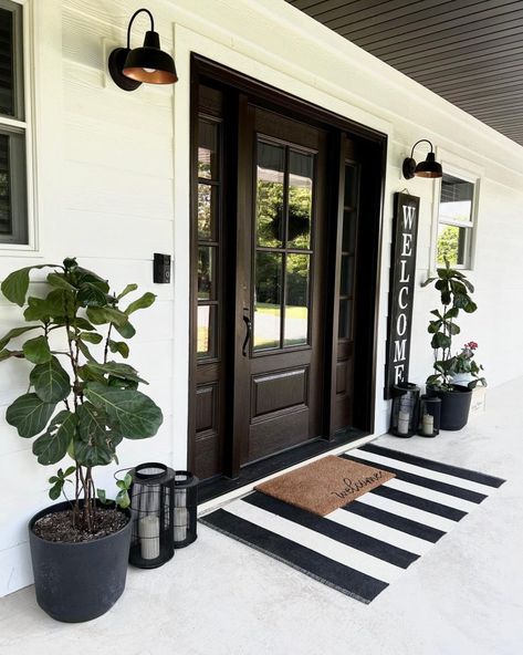 Modern Farmhouse Porch, Veranda Design, Front Porch Inspiration, Porch Inspiration, House Front Porch, Black Front Doors, Front Porch Design, Casa Country, Farmhouse Front Porches